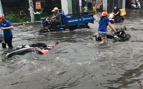 Ảnh: Người Sài Gòn bất lực đứng nhìn xe máy lật ngang, trôi bồng bềnh trên đường ngập nặng