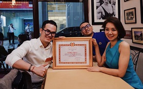 Nhạc sĩ Khắc Hưng hãnh diện chia sẻ hình ảnh ekip sản xuất "Ghen Cô Vy" vinh dự nhận được bằng khen của Ban Tuyên giáo Chính phủ