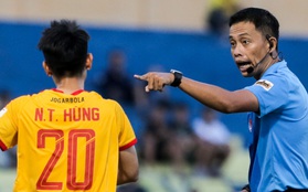 Tuyển thủ U23 Việt Nam bị trọng tài chính dằn mặt cực gắt, dập tắt nóng giận trong tíc tắc
