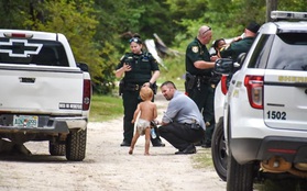 Nhận được tin báo về em bé tự kỉ 3 tuổi mất tích, cảnh sát nhanh chóng đến nơi và bất ngờ khi thấy "2 vệ sĩ" đang trông nom cậu nhóc