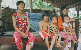 5 đứa trẻ đói ăn bên người mẹ khờ mang bụng bầu 7 tháng: "Con không muốn mẹ sinh em nữa, nhà con nghèo lắm rồi"