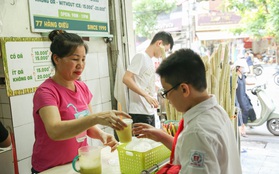 Không bàn ghế, chẳng sang chảnh để sống ảo nhưng quán nước mía đã 30 năm tuổi trên phố Hàng Điếu vẫn hút khách bởi hương vị chỉ dân sành mới hiểu