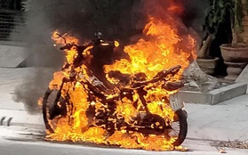 Xe máy bốc cháy ngùn ngụt khi đang lưu thông giữa đường phố