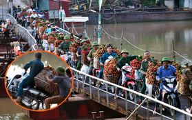 Vải thiều Bắc Giang vào vụ, dân gồng mình chở hàng tạ vải chòng chành qua chiếc cầu phao “tử thần”: “Ngã lộn xuống sông là chuyện bình thường”