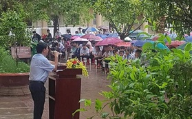 Thầy hiệu trưởng đứng giữa trời mưa phát biểu trong tiết chào cờ cuối cùng của học sinh cuối cấp