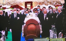 Lễ nhập quan của Vua sòng bài Macau: Hơn 300 ảnh gia tộc được trình chiếu, con trai thứ 2 xúc động cầm di ảnh của bố
