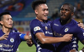 Ngoại binh Hà Nội FC "văng tục" nhạy cảm ngay cạnh máy quay, đội trưởng Văn Quyết liền chỉ tay nhắc nhở