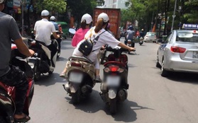 Pha dắt xe máy theo phong cách xe đạp của 2 nữ Ninja trên phố Hà Nội khiến nhiều người thót tim