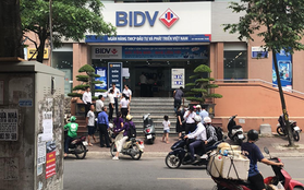 Hà Nội: Hai tên cướp đeo khẩu trang, nổ súng cướp gần hai trăm triệu đồng tại Chi nhánh Ngân hàng BIDV