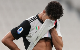 Ronaldo ôm mặt nuối tiếc trong ngày in dấu giày cả 2 bàn thắng giúp Juventus lên ngôi vô địch Serie A