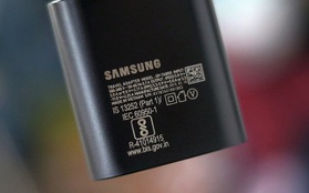 Hào phóng với người dùng hơn Apple, Samsung vẫn tặng kèm củ sạc nhanh trong hộp Galaxy Note20