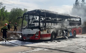 Xe khách chở 16 người bốc cháy dữ dội khi đang lưu thông trên đường
