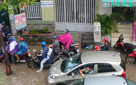 TP.HCM: Sáng nắng gắt, chiều mưa lớn kinh hoàng khiến người dân ướt sũng, bì bõm dắt xe lội nước