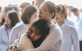 Đôi bạn ôm nhau khóc nức nở trong lễ bế giảng: Biết tạm biệt không phải là xa nhau mãi nhưng vẫn thật buồn