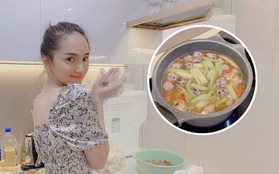 Fan bất ngờ tìm lại clip Hương Giang hướng dẫn nấu bún dọc mùng trên nền nhạc "Tặng anh cho cô ấy"