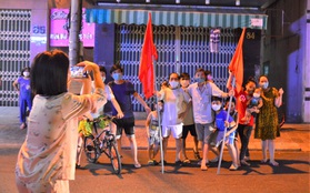 Thêm 1 bệnh viện và các tuyến đường ở Đà Nẵng dỡ bỏ lệnh cách ly, người dân và y bác sĩ vỗ tay hát vang