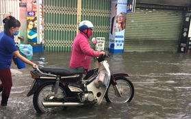 Nhiều tuyến đường ở Sài Gòn lại thành sông sau mưa lớn, các cửa hàng phải đóng cửa vì nước tràn vào nhà