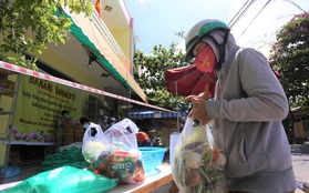 "Siêu thị 0 đồng" ấm tình người giữa tâm dịch Đà Nẵng: Khách hàng trả phí bằng nụ cười