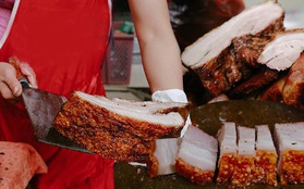 Có hàng thịt quay vỉa hè 30 năm tuổi ngon nức tiếng ở Hà Nội, không biển hiệu nhưng chiều nào cũng nườm nượp khách xếp hàng