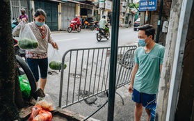 Ảnh: Cận cảnh phong tỏa con ngõ nơi nữ kế toán ở Hà Nội sinh sống, nghiêm ngặt việc nhận hàng từ bên ngoài