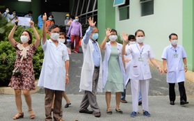 Thêm 1 bệnh viện ở Đà Nẵng được gỡ phong tỏa, các y bác sĩ vỗ tay vui mừng