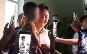 Gia đình cùng hàng trăm người dân đến trụ sở công an đón bé trai 2 tuổi ở Bắc Ninh, tặng hoa và chúc mừng rộn ràng như đêm Giao thừa
