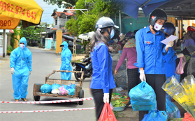 Những "shipper áo xanh" đi chợ miễn phí giúp người dân Đà Nẵng trong mùa dịch