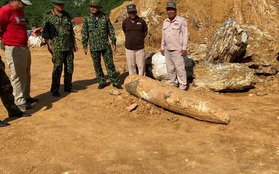 Quảng Bình: Đào đất, hoảng hồn nhìn thấy quả bom "khủng" 450kg, còn nguyên ngòi nổ