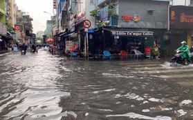 TP.HCM: Phố đi bộ Bùi Viện bất ngờ bị ngập nước lênh láng sau cơn mưa lớn