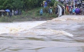 Bố ngủ quên không đóng cửa, con trai 2 tuổi đi ra suối chơi bị lũ cuốn