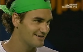 Mắc lỗi tương tự khi đánh bóng vào người khác nhưng tay vợt xuất sắc nhất mọi thời đại Roger Federer lại may mắn được "cứu" nhờ vào một nụ cười