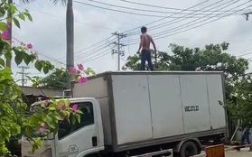 Người đàn ông nghi ngáo đá leo lên nóc xe tải khiến nhiều người hoảng sợ
