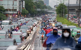 Ngày đầu tuần mưa lớn, nhiều tuyến phố Hà Nội ùn tắc dài