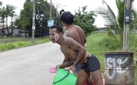 Mùa Songkran lạ lùng nhất Thái Lan: Lùi lịch tận 5 tháng, chờ mãi chẳng thấy ai đi qua để tạt nước