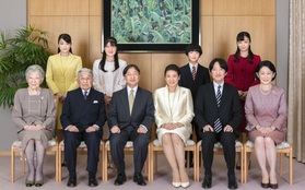 Hoàng gia Nhật công bố ảnh chụp đại gia đình chào mừng năm mới 2020, gây chú ý nhất là màn đọ sắc của 3 nàng công chúa