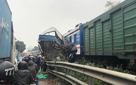 Hà Nội: Tàu hỏa “vò nát” ô tô chở cá băng qua đường ray, 1 người nguy kịch