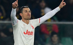 Ronaldo tuổi 35 rê bóng từ giữa sân ghi bàn tuyệt hảo như 25 tuổi, đồng thời xác lập một kỷ lục mới