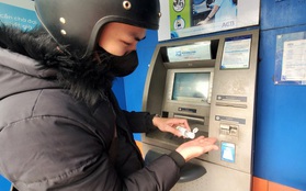 Tiếp xúc hàng trăm người/ngày nhưng ATM không có nước sát khuẩn, cồn rửa tay phòng Covid-19