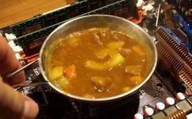 Nấu cà-ri Nhật bằng chip máy tính nóng bỏng tay, sôi sùng sục không khác gì bếp điện
