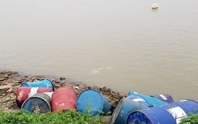 Không bán được, lén lút đem hơn 3 tấn chất thải nguy hại đổ trộm xuống sông Hồng