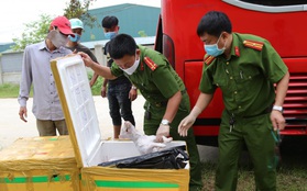 Xe giường nằm chở 2,4 tấn thịt chó, mèo và nội tạng động vật bốc mùi