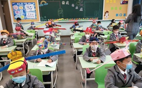 Trung Quốc: Học sinh quay lại trường học với 'mũ giãn cách xã hội'
