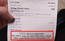 Mua đồ uống thiếu tiền, chàng trai "rớt nước mắt" vì hành động của nữ nhân viên, tờ hóa đơn càng gây bất ngờ