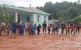 Quảng Bình: Giáo viên dọn lũ cùng nước rút