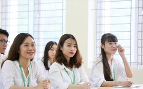 Thứ trưởng Bộ Giáo dục lí giải chuyện muốn giữ nguyên học phí