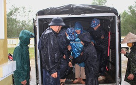 Chùm ảnh: Quảng Trị "chạy đua" sơ tán dân trước khi bão số 13 đổ bộ