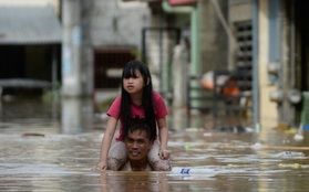 Philippines "oằn mình" giữa dòng nước lũ sau khi hứng chịu siêu bão Vamco khiến ít nhất 54 người chết, người dân chật vật ổn định cuộc sống
