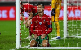 Ronaldo quỵ gối bất lực, tuyển Bồ Đào Nha chính thức thành cựu vương Nations League