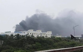 Cháy lớn khu công nghiệp ở Bắc Giang, khói đen bốc cao hàng chục mét