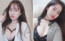 Lấy cớ "đập con muỗi" trên màn hình, nữ streamer cố tình dí sát vòng một vào camera, chiêu đãi người xem màn khoe thân "khó thở"